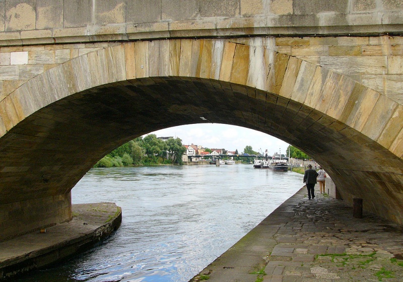 Datei:R-steinernebrücke01.jpg