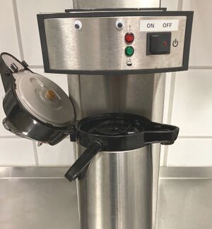 Kaffeekanne in der Maschine