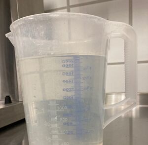Messbecher mit 2 L Wasser
